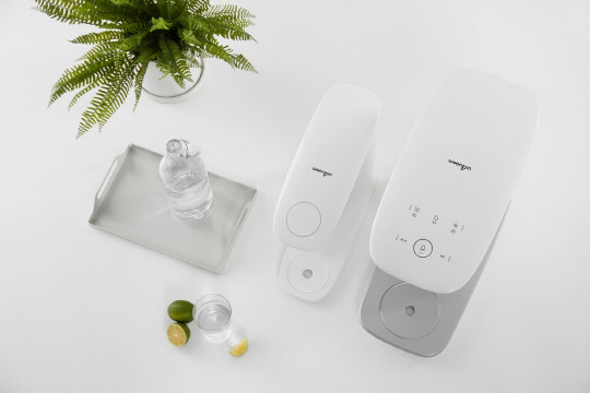 웅진그룹 생활가전 렌탈 브랜드 웅진렌탈이 3일 오후 10시 45분부터 65분간 CJ오쇼핑 채널에서 웅진렌탈 정수기 홈쇼핑 첫 방송을 진행한다고 밝혔다. 사진은 '직수형 조약돌 정수기'(오른쪽)와 실속형 '조약돌 정수기 미니'. <웅진렌탈 제공>